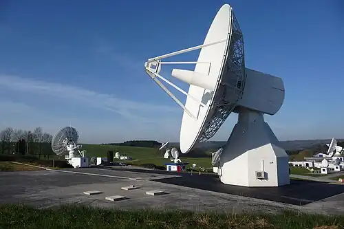 Antenne Galileo IOT en bande L à la station terrestre de l'ESA à Redu. L'antenne de 20 m de Redu joue un rôle important lors des tests en orbite, permettant une surveillance haute résolution du signal de navigation en bande L provenant de chaque satellite Galileo.