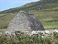 Le mur long de droite présente un creux dû à un léger affaissement (2007).