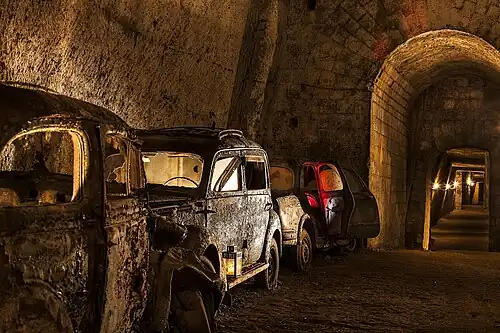 Tunnel et anciens véhicules