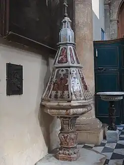 Les fonts baptismaux.