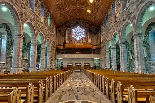 La nef, l'orgue et la rosace.