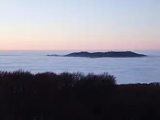 Vue du Galya-tető dépassant des nuages.