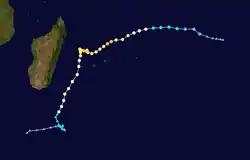 Trajectoire de Gamède en arc dans l'océan Indien sud-ouest. Le « bec » au nord-ouest correspond à un retour vers La Réunion.