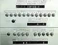 Vue rapprochée du panneau de contrôle en fonctionnement. Certains témoins lumineux sont éclairés en vert