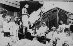 Gandhi à bord d'un train à l'arrêt.
