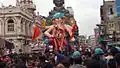 Défilé des statues de Ganesh dans le centre historique de Surate, au Goudjerat, avant le visarjan.
