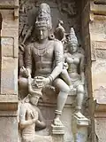 Avec Parvati à sa gauche, Shiva rend hommage à Candesha&nbsp;(en) en lui nouant un turban autour de la tête. Face Nord, accès à l'antichambre, mur du déambulatoire