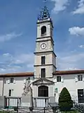 Beffroi et monument aux morts.