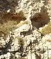 Gros plan de l'escarpement rocheux, montrant une vue possible de la forme du crâne.