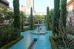 Jardin intérieur et fontaine.