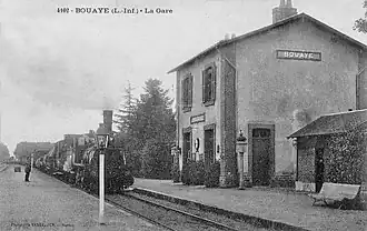 Bâtiment et train.