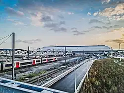 La nouvelle gare en construction, vue depuis la passerelle provisoire (octobre 2022).