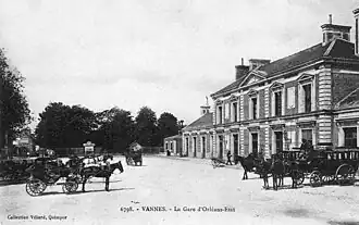 Fiacres et omnibus en attente.