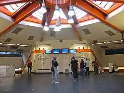 Hall de la gare(avec accès aux quais du RER A).