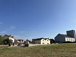 L'ancien bâtiment voyageurs de la gare de Sainville et le silo attenant.
