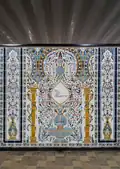 Mosaïque murale à l'intérieur du bâtiment voyageurs.