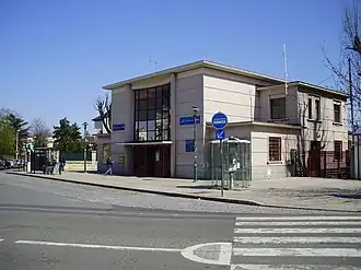 photographie en couleurs d'un bâtiment prise depuis la chaussée