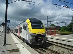 Vue des quais de la gare de Bertrix avec une automotrice AM08 (Desiro) assurant un train P pour Dinant, voie 1.