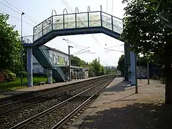 Passerelle et abri.