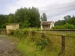 En 2010, les abris de quai de la gare fermée.