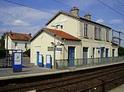 Le bâtiment voyageurs et l'entrée de la gare vue des quais