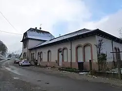 Côté rue.