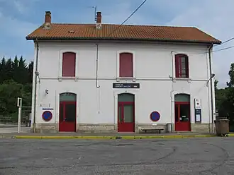 Photographie en couleur de la gare de la ville.