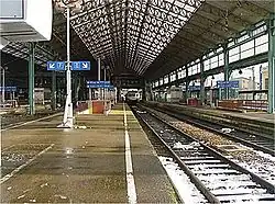 Halle et quais en hiver.