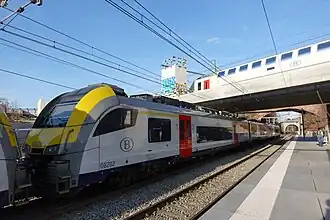 Train S5 de la ligne 26 à quai et train IC de la ligne 124 sur le pont.