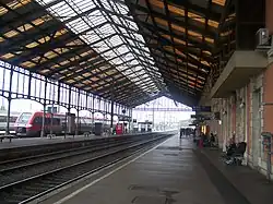 Quais et marquise de la gare de Narbonne, vue en direction de Sète.