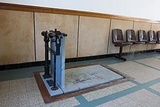 Une ancienne balance de la salle d'attente du bâtiment voyageurs.