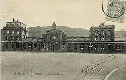 La gare de Rouen-Martainville (ou Gare du Nord), ancienne tête de la ligne d'Amiens à  Rouen. Une première gare fut construite pour l'inauguration de la ligne, en 1867, puis une construction définitive en 1894, présentée sur la carte postale. Cette gare a été démolie dans les années 1980.