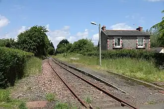 Voie unique désaffectée en gare de Saint-Julien (Côtes-d'Armor) (France).