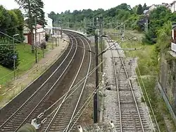 Extrémité nord de la gare.À gauche, les voies de la ligne Paris&nbsp;– Lille ; au centre, la voie de l'ex-ligne de Saint-Just à Douai ; à droite, l'emplacement des installations de la ligne Estrées-Saint-Denis&nbsp;– Froissy&nbsp;– Crèvecœur-le-Grand.