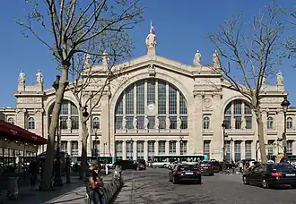 La façade principale, vue depuis le boulevard de Denain.