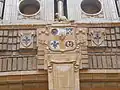 Cartouches au pied des tourelles: rose Tudor anglaise, trèfle irlandais, fleur de lys française et chardon écossais.