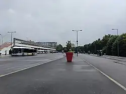 La gare routière, accolée à l'entrée sud de la gare, avec à gauche le parking-relais. Le bus 220 en provenance de la gare de Bry-sur-Marne y est stationné à son terminus.