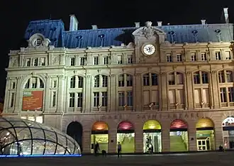 Façade de la gare côté rue de Rome, de nuit, avec l'édicule de verre réalisépar Jean-Marie Charpentier.