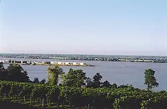 Le bec d'Ambès avec la Dordogne au premier plan, la Garonne au fond à gauche et la Gironde à droite.