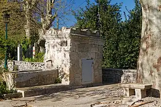 Ancien abreuvoir en bordure du plan de la Mairie.