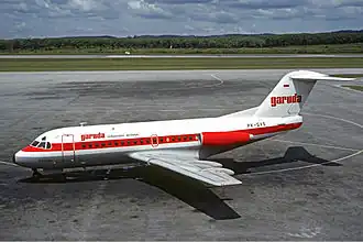 Un Fokker F28 de Garuda Indonesian Airways, similaire à celui impliqué dans l'accident.