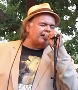 Description de l'image Gary Farmer and the Troublemakers 2012 (zqprkUSOOU0).jpg.