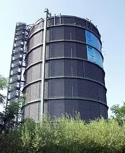 Le gazomètre sec de Oberhausen : 117&nbsp;m de haut, 68&nbsp;m de diamètre, 350&nbsp;000&nbsp;m3, est le plus grand d'Europe.