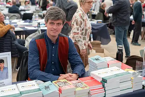 Gaspard Koenig, Président du FIG 2024, lors d'une séance de dédicace au Salon du Livre.
