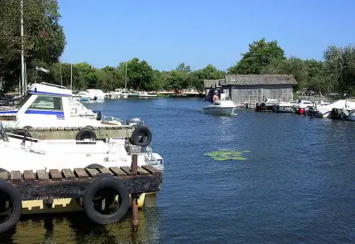 Le port sur l'étang de Gastes.