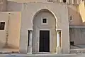 Gros plan sur l'unique entrée de la façade sud, qui permet d'accéder à la salle de l'imam et à la maqsura.