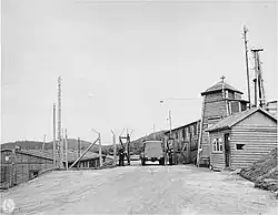 L'entrée du camp en décembre 1944.