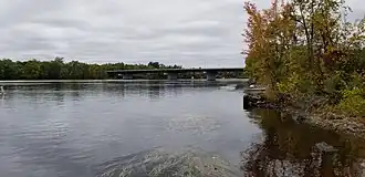 Pont des Draveurs (autoroute 50-route 148) enjambant la rivière Gatineau (vue vers l'amont le 7 octobre 2018 de la rue Jacques-Cartier).