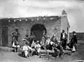 Groupe de gauchos devant une Pulpería&nbsp;(es), vers 1860-1863.