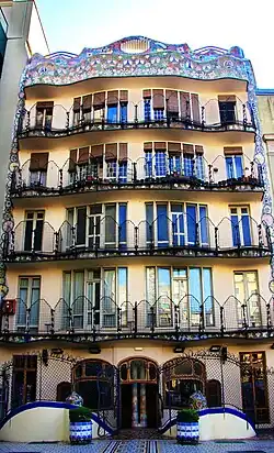 Vue de la façade postérieure dans son ensemble, prise de face